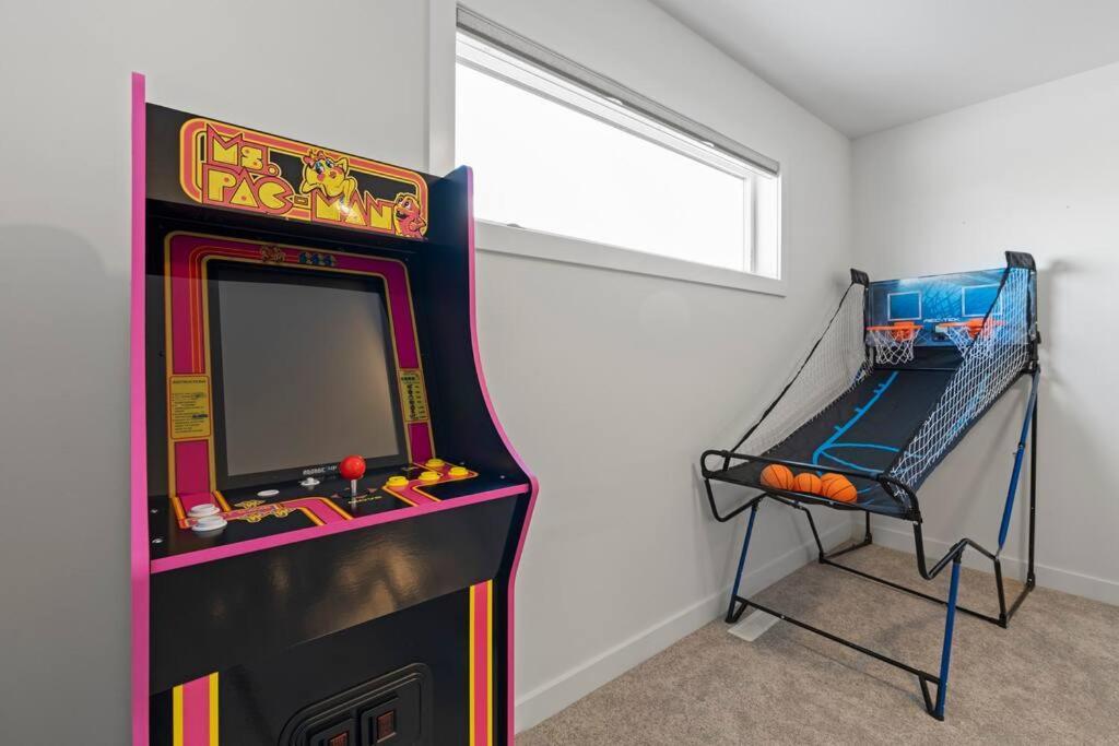 Family Home Retreat - 9 Mins To Wem - Vintage Arcade-Ping Pong -Air Conditioning Edmonton Extérieur photo